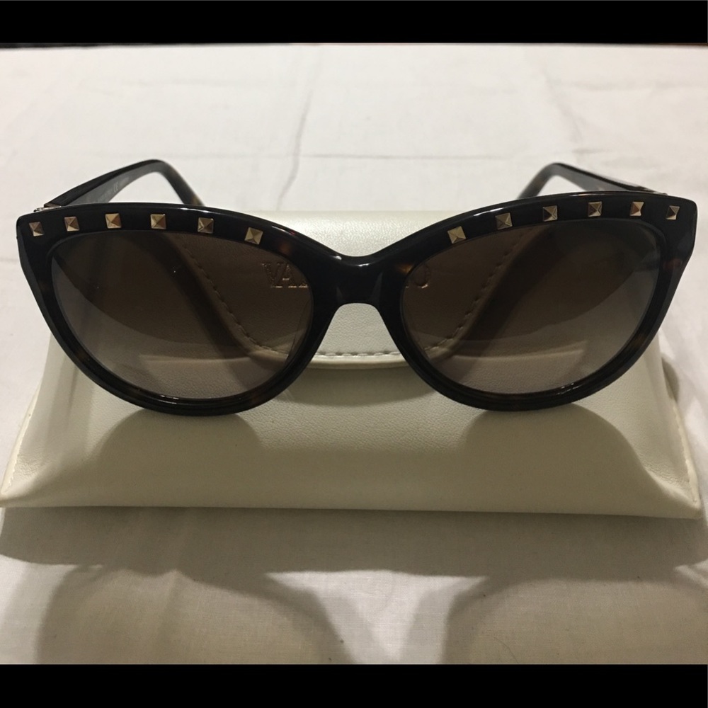 Valentino Sunglass in tortoise